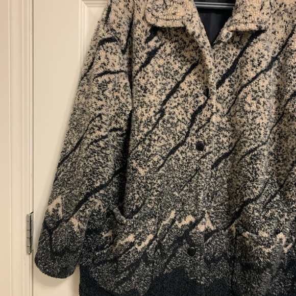 𝅺FLEECE Patterned Button Up Shacket - Size Medium - Picture 3 of 6